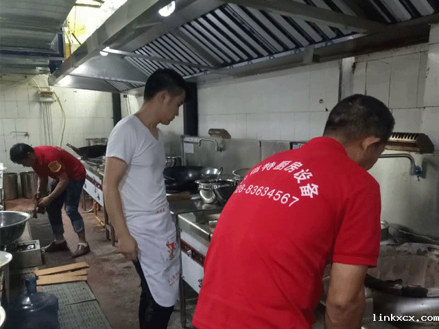 酒店厨房工程现场安装图片
